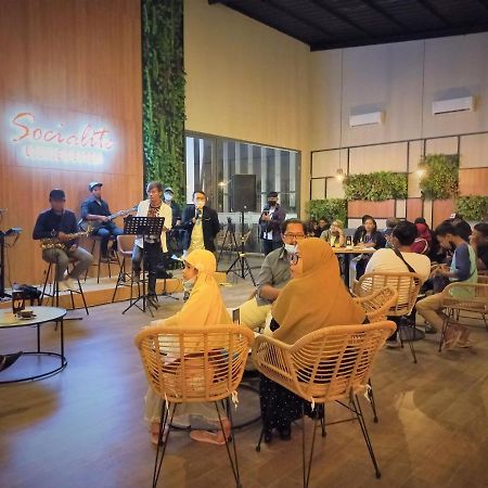Front One King Hotel Tuban Tuban  Екстериор снимка