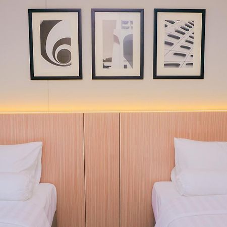 Front One King Hotel Tuban Tuban  Екстериор снимка