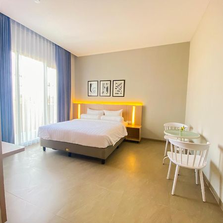 Front One King Hotel Tuban Tuban  Екстериор снимка