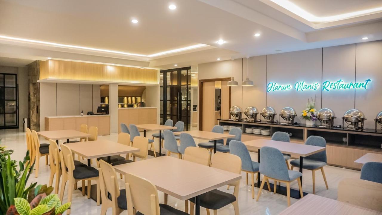 Front One King Hotel Tuban Tuban  Екстериор снимка