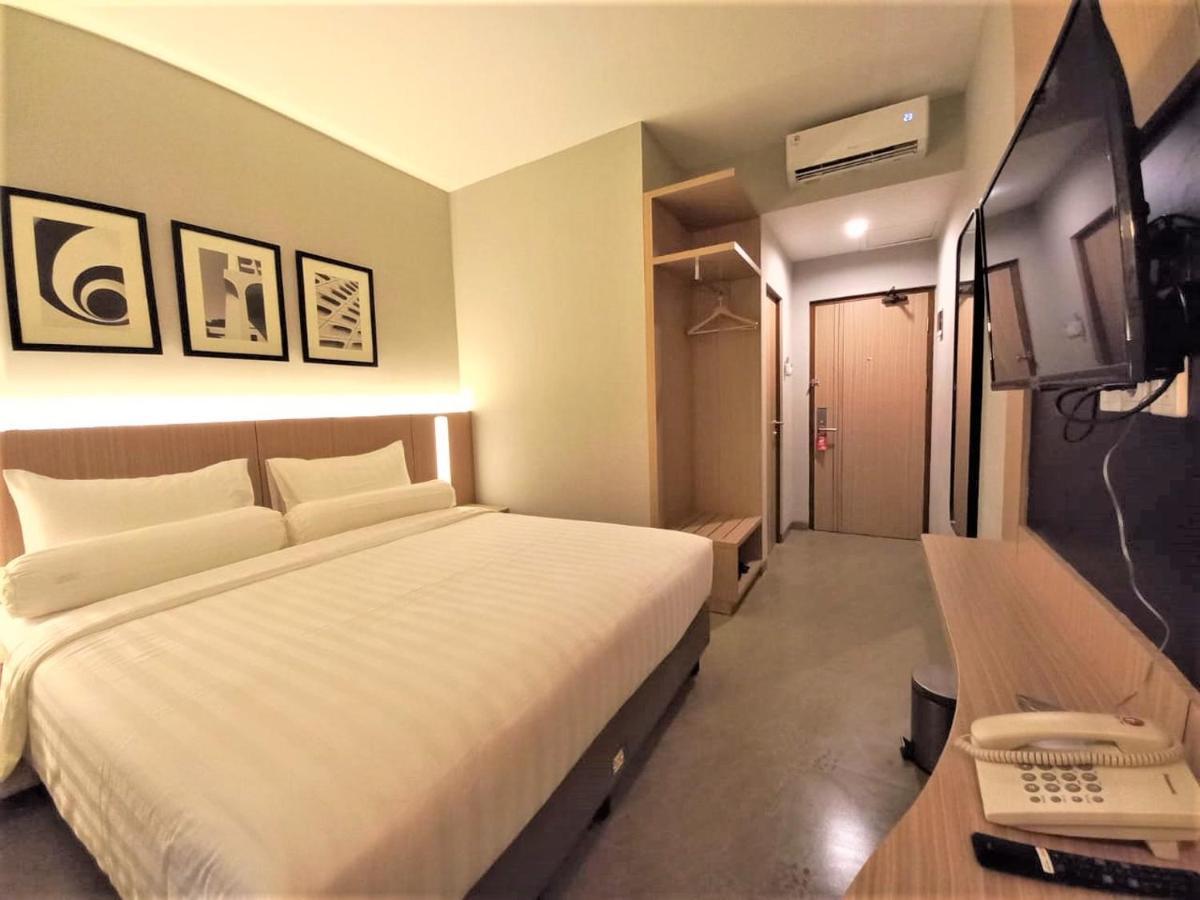 Front One King Hotel Tuban Tuban  Екстериор снимка