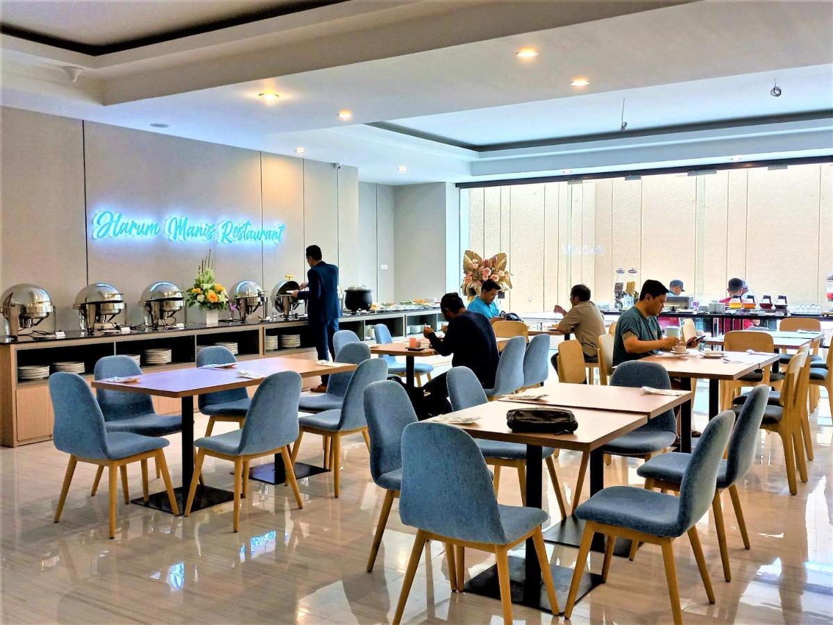 Front One King Hotel Tuban Tuban  Екстериор снимка