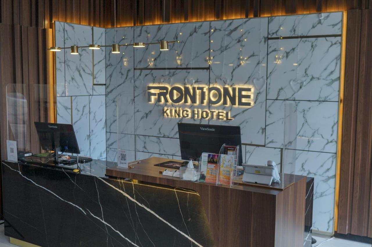Front One King Hotel Tuban Tuban  Екстериор снимка