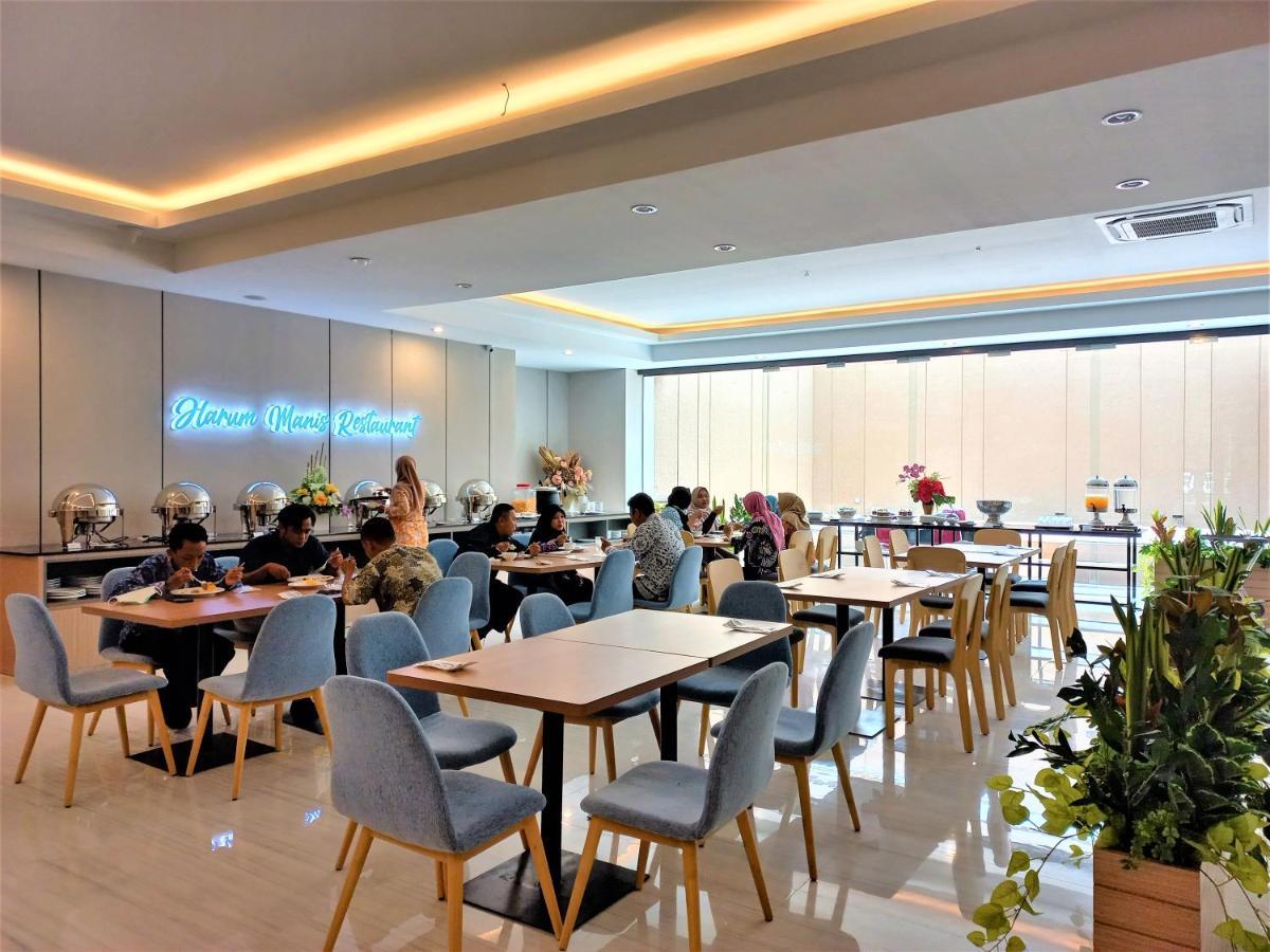 Front One King Hotel Tuban Tuban  Екстериор снимка