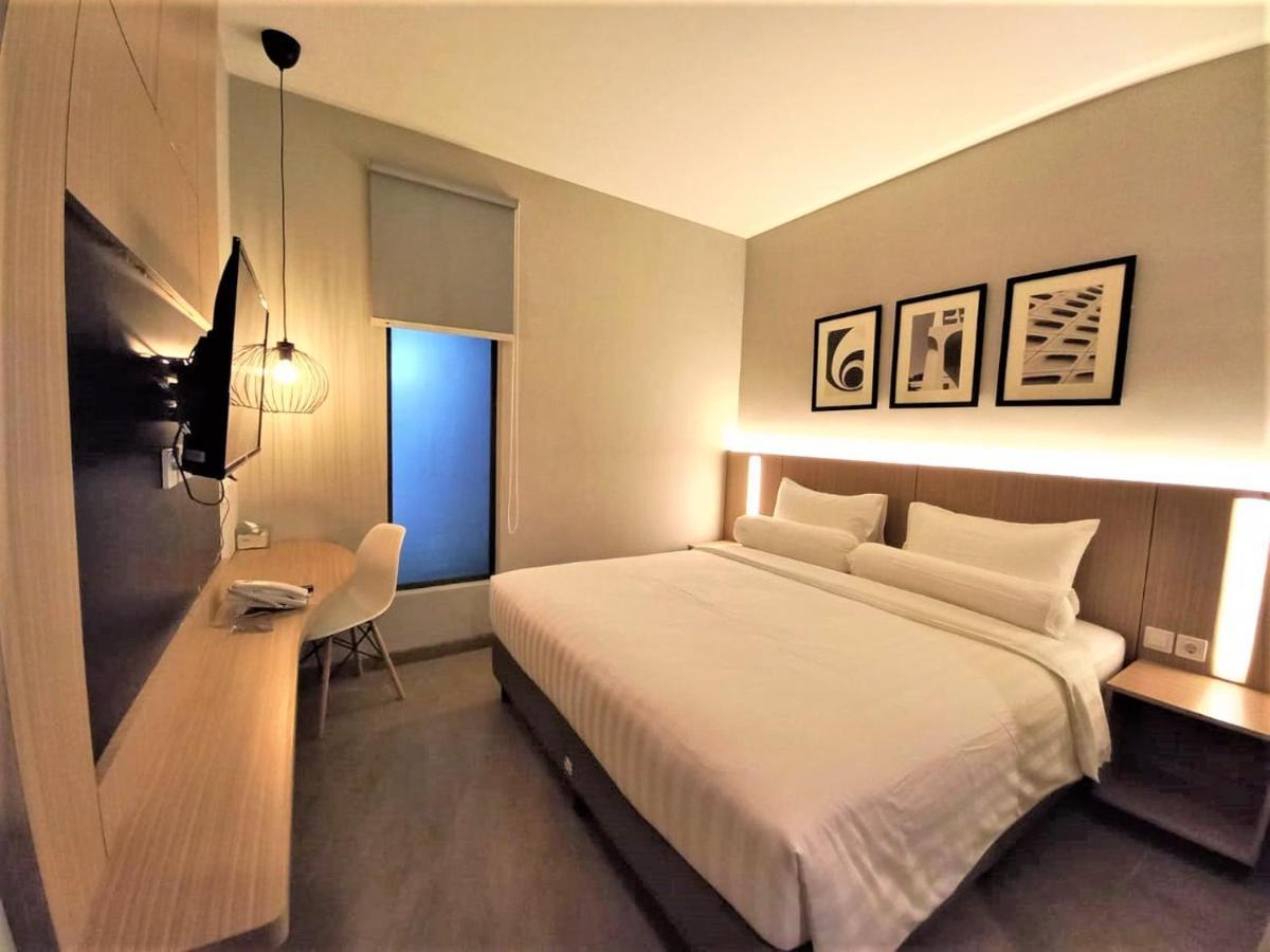 Front One King Hotel Tuban Tuban  Екстериор снимка