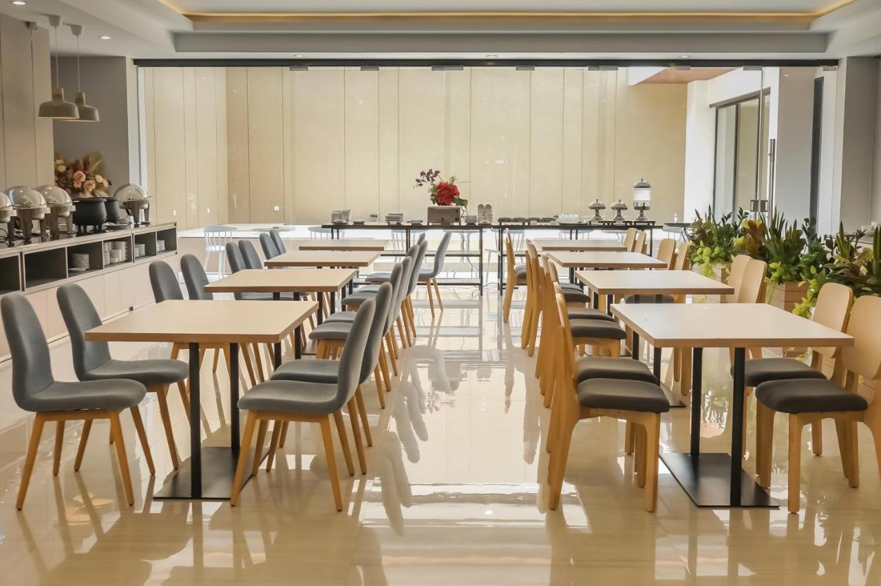 Front One King Hotel Tuban Tuban  Екстериор снимка