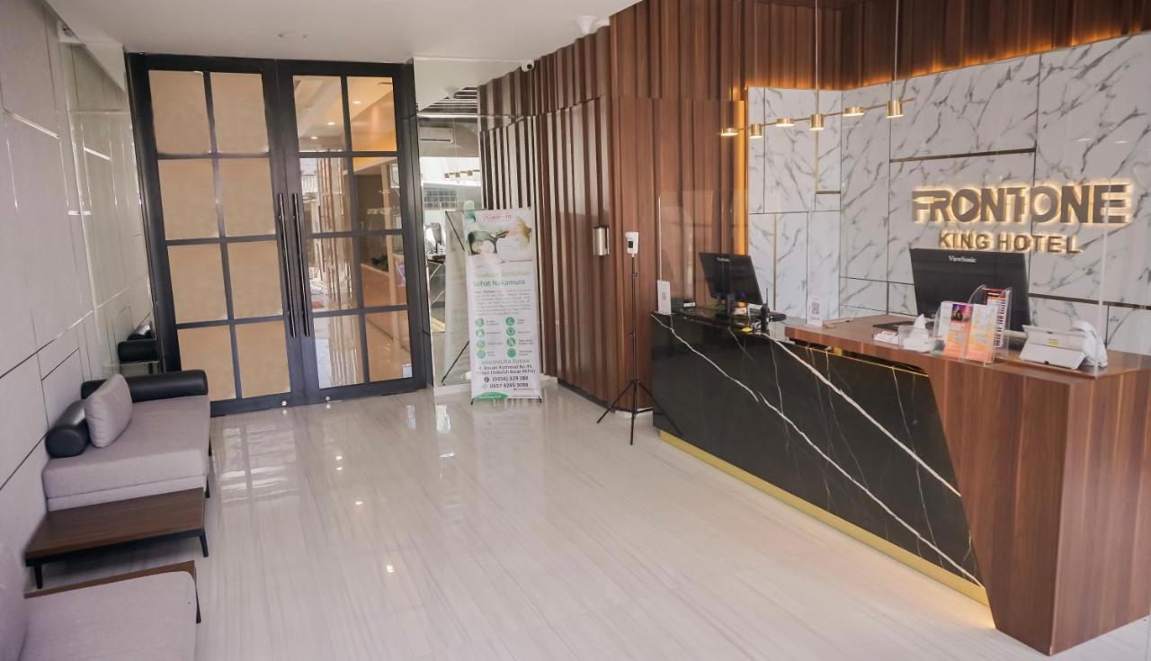 Front One King Hotel Tuban Tuban  Екстериор снимка