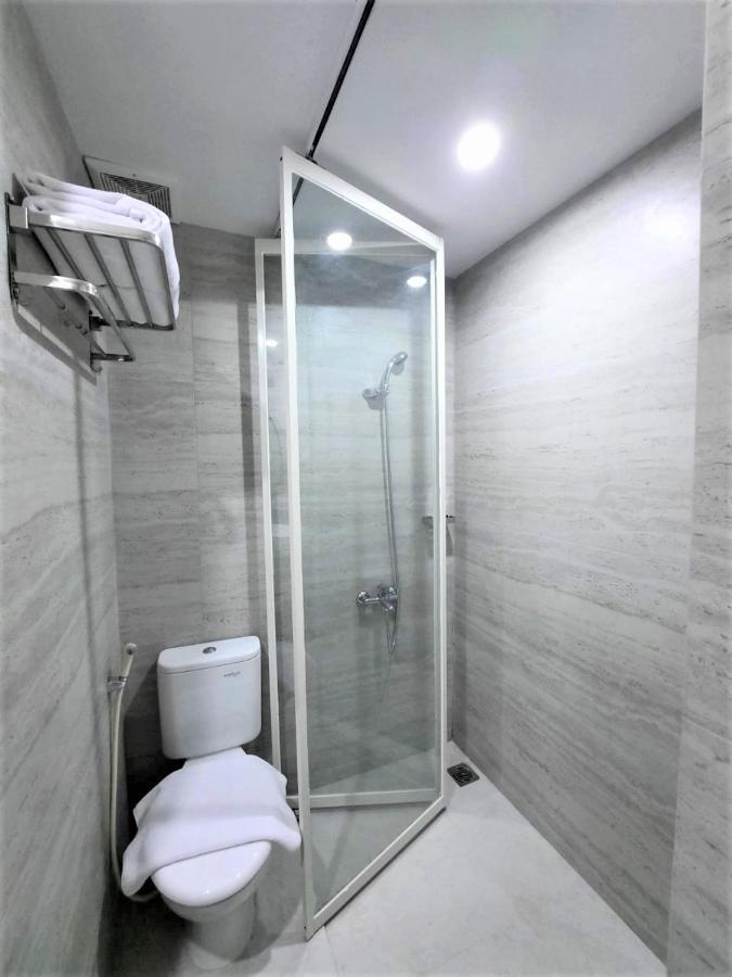 Front One King Hotel Tuban Tuban  Екстериор снимка