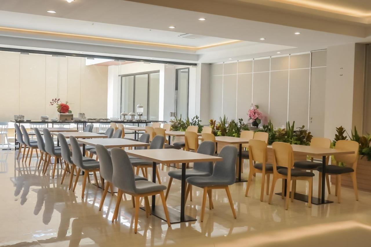 Front One King Hotel Tuban Tuban  Екстериор снимка