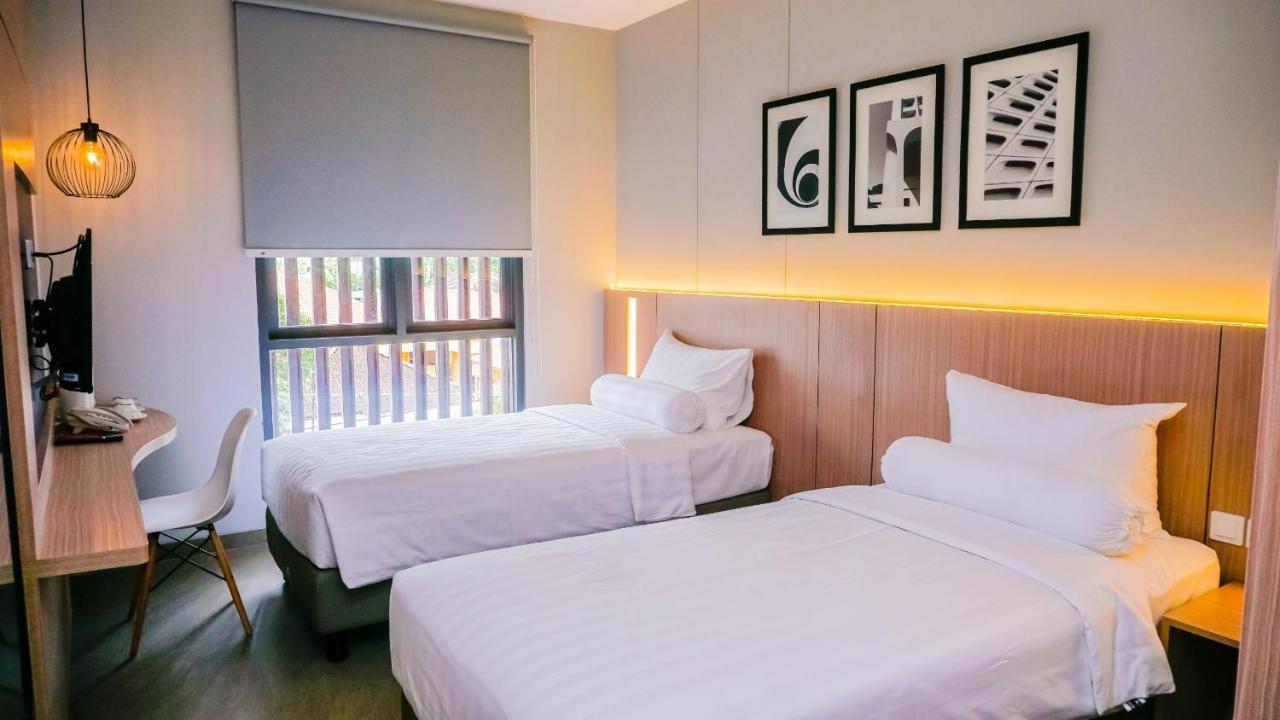 Front One King Hotel Tuban Tuban  Екстериор снимка