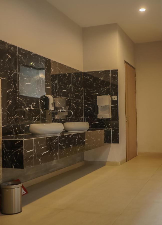 Front One King Hotel Tuban Tuban  Екстериор снимка