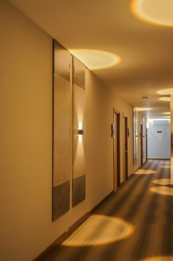 Front One King Hotel Tuban Tuban  Екстериор снимка