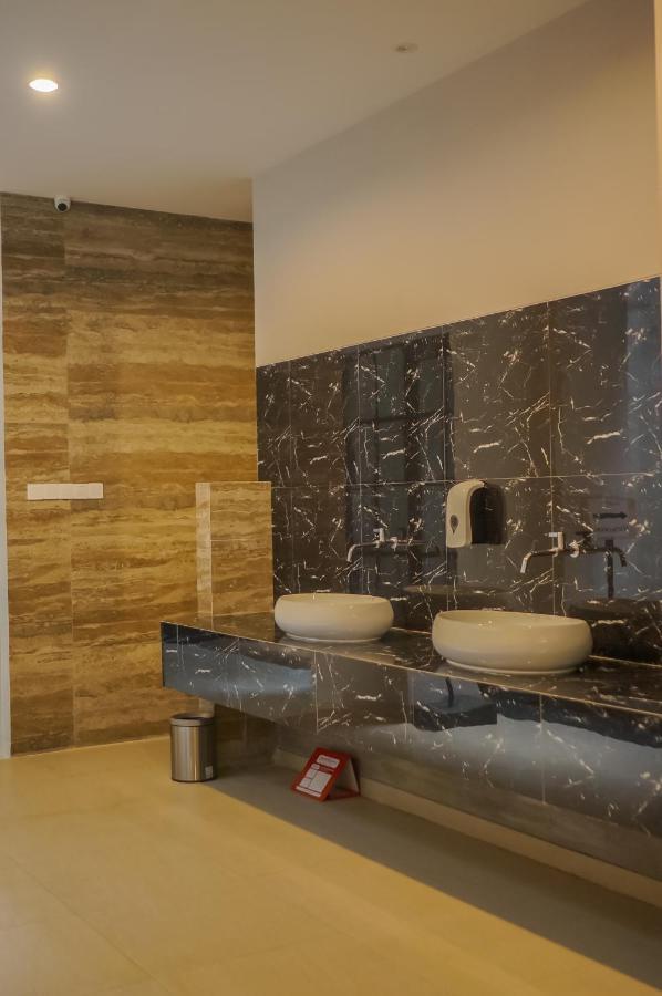 Front One King Hotel Tuban Tuban  Екстериор снимка