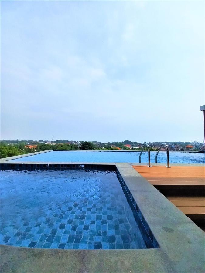 Front One King Hotel Tuban Tuban  Екстериор снимка