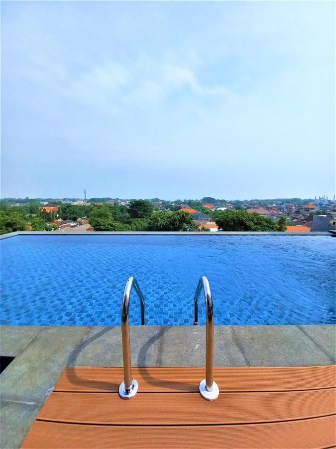 Front One King Hotel Tuban Tuban  Екстериор снимка