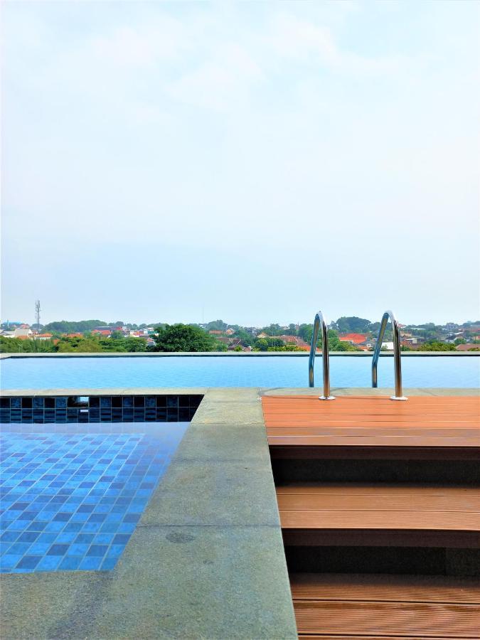 Front One King Hotel Tuban Tuban  Екстериор снимка