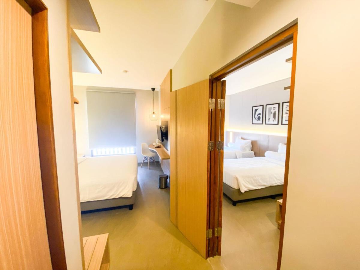 Front One King Hotel Tuban Tuban  Екстериор снимка