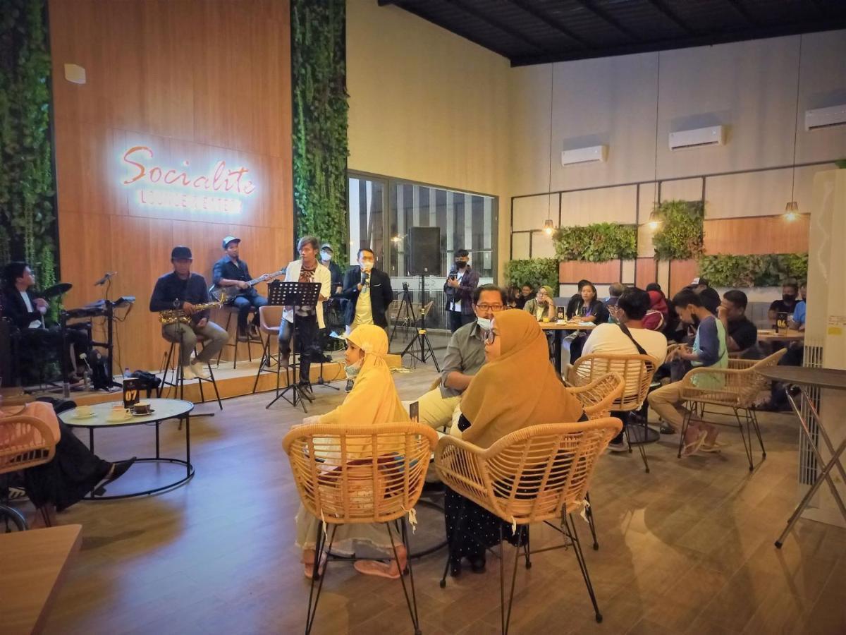 Front One King Hotel Tuban Tuban  Екстериор снимка