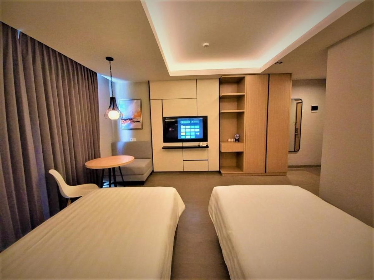 Front One King Hotel Tuban Tuban  Екстериор снимка