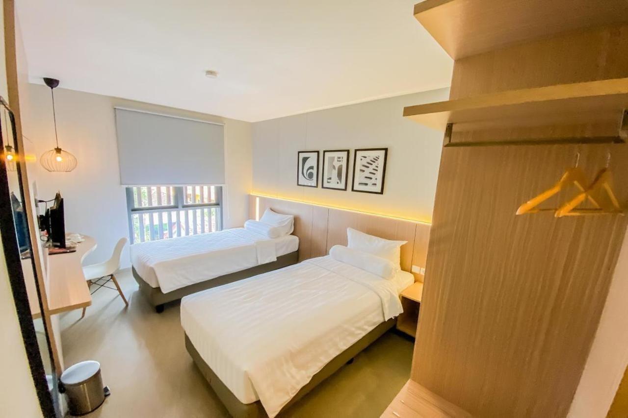 Front One King Hotel Tuban Tuban  Екстериор снимка