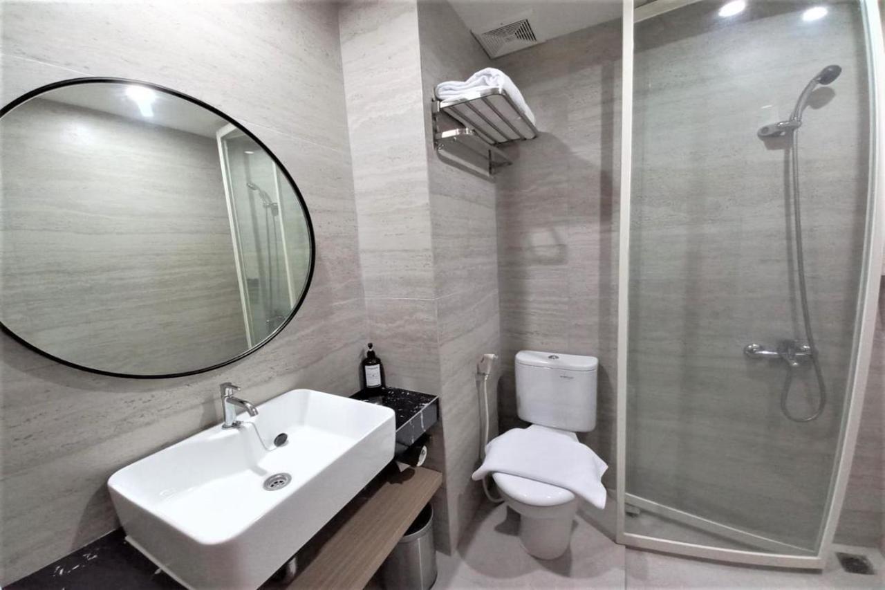 Front One King Hotel Tuban Tuban  Екстериор снимка