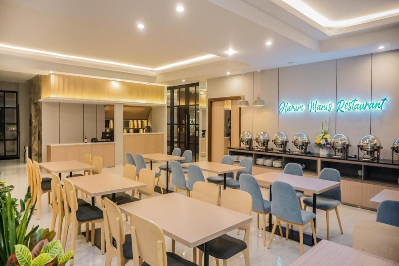 Front One King Hotel Tuban Tuban  Екстериор снимка