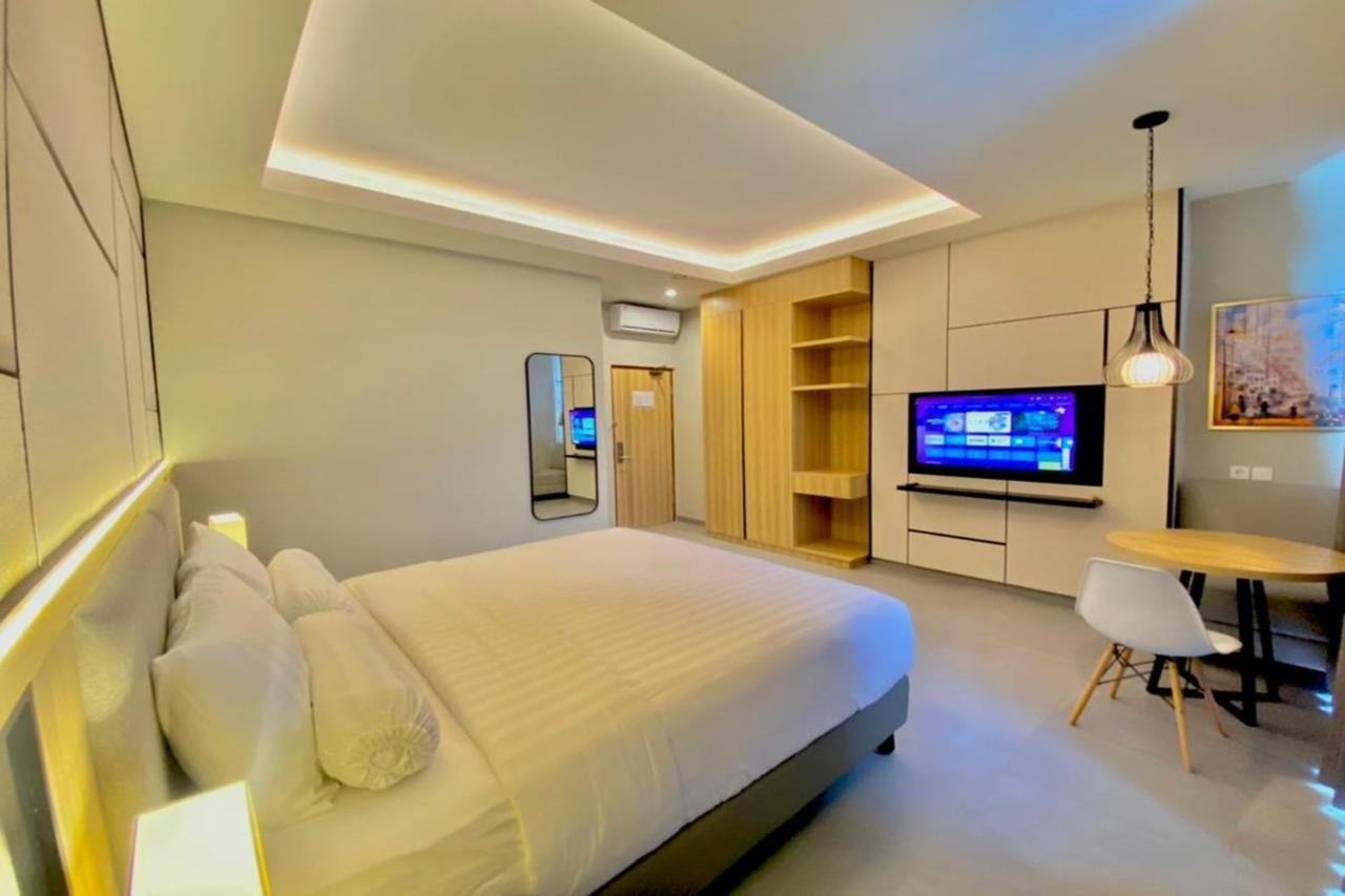Front One King Hotel Tuban Tuban  Екстериор снимка