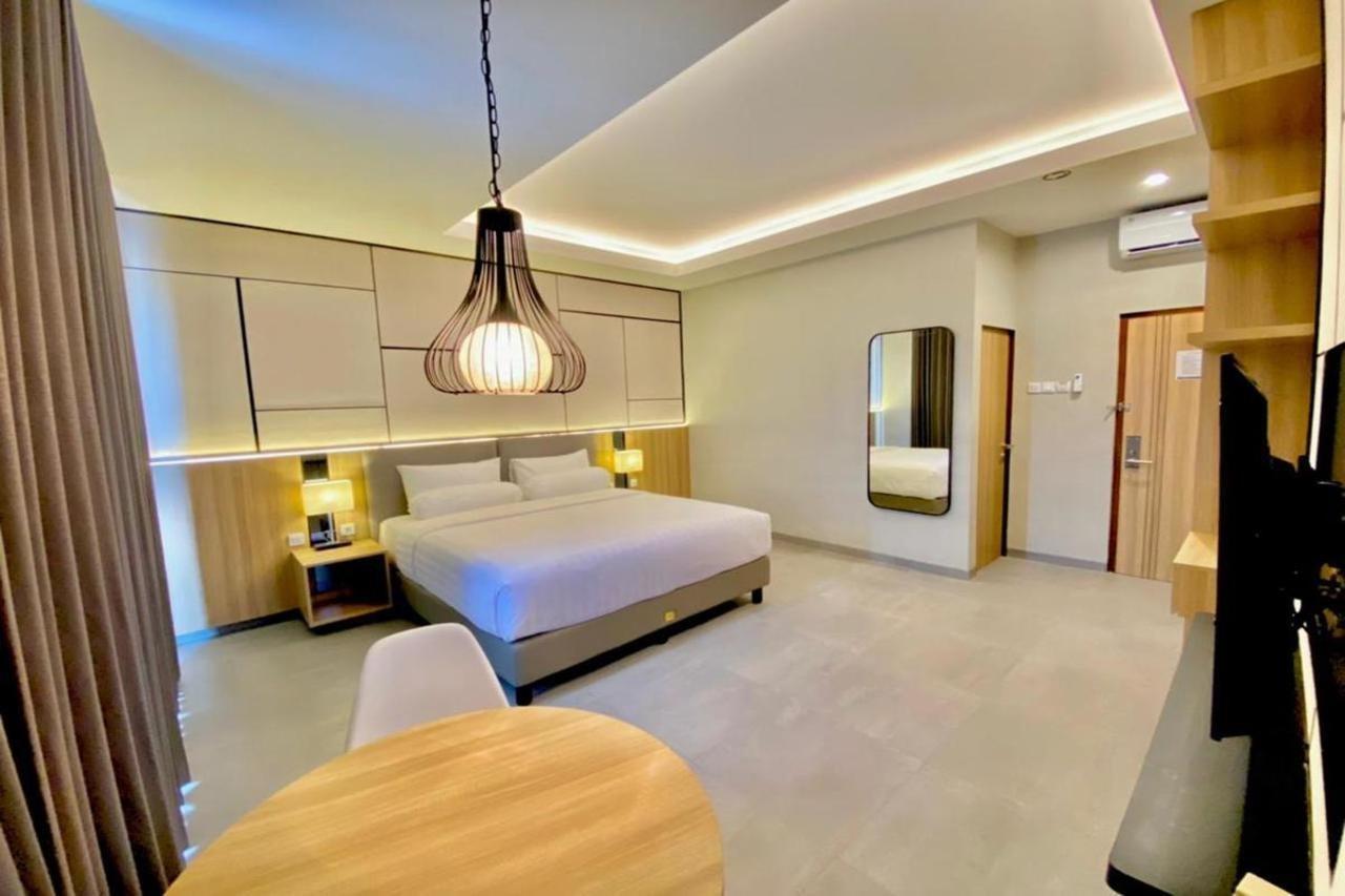 Front One King Hotel Tuban Tuban  Екстериор снимка