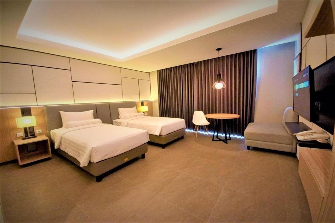 Front One King Hotel Tuban Tuban  Екстериор снимка