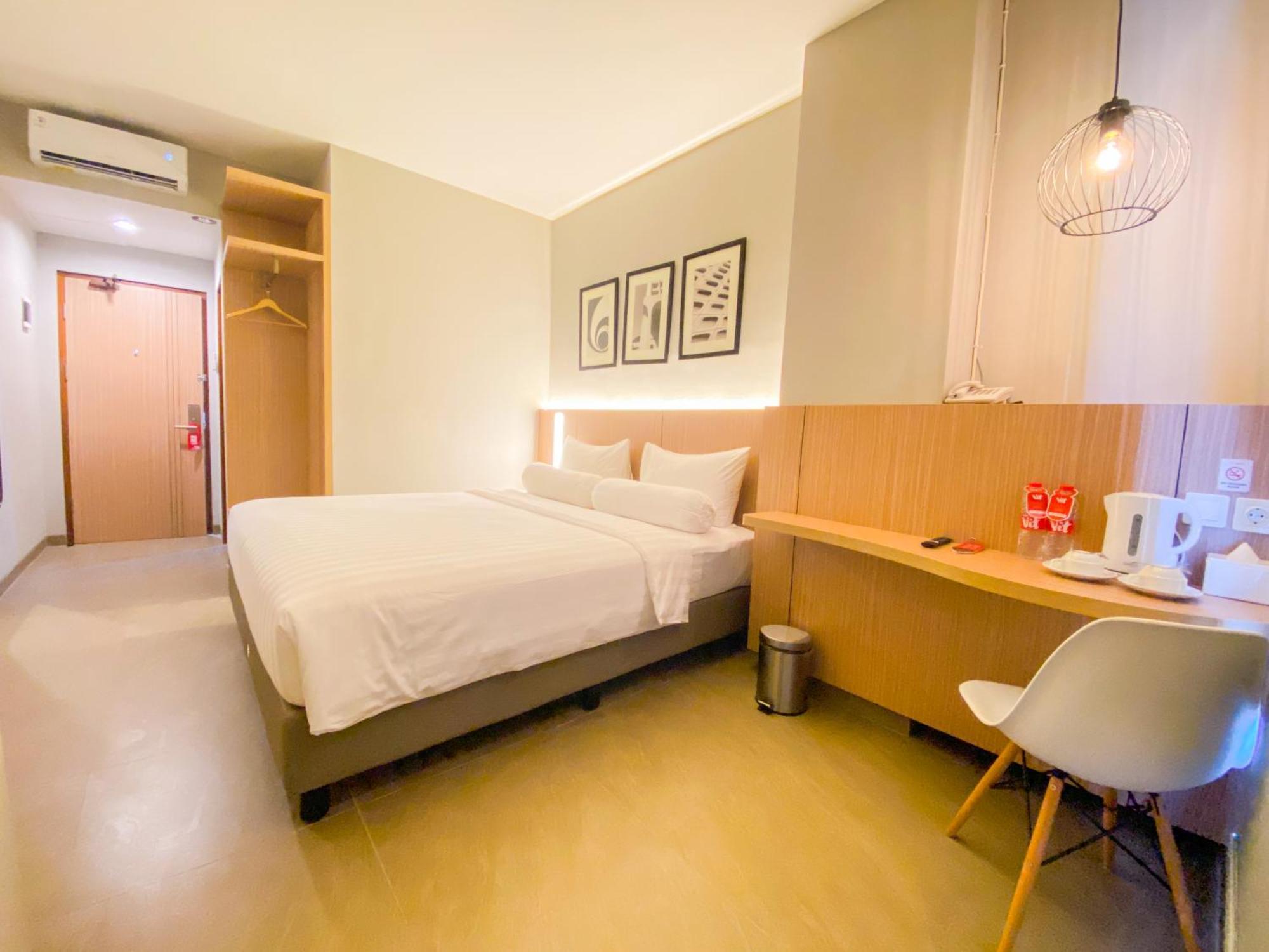 Front One King Hotel Tuban Tuban  Екстериор снимка