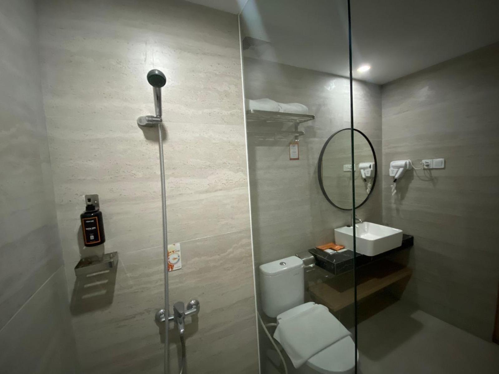 Front One King Hotel Tuban Tuban  Екстериор снимка