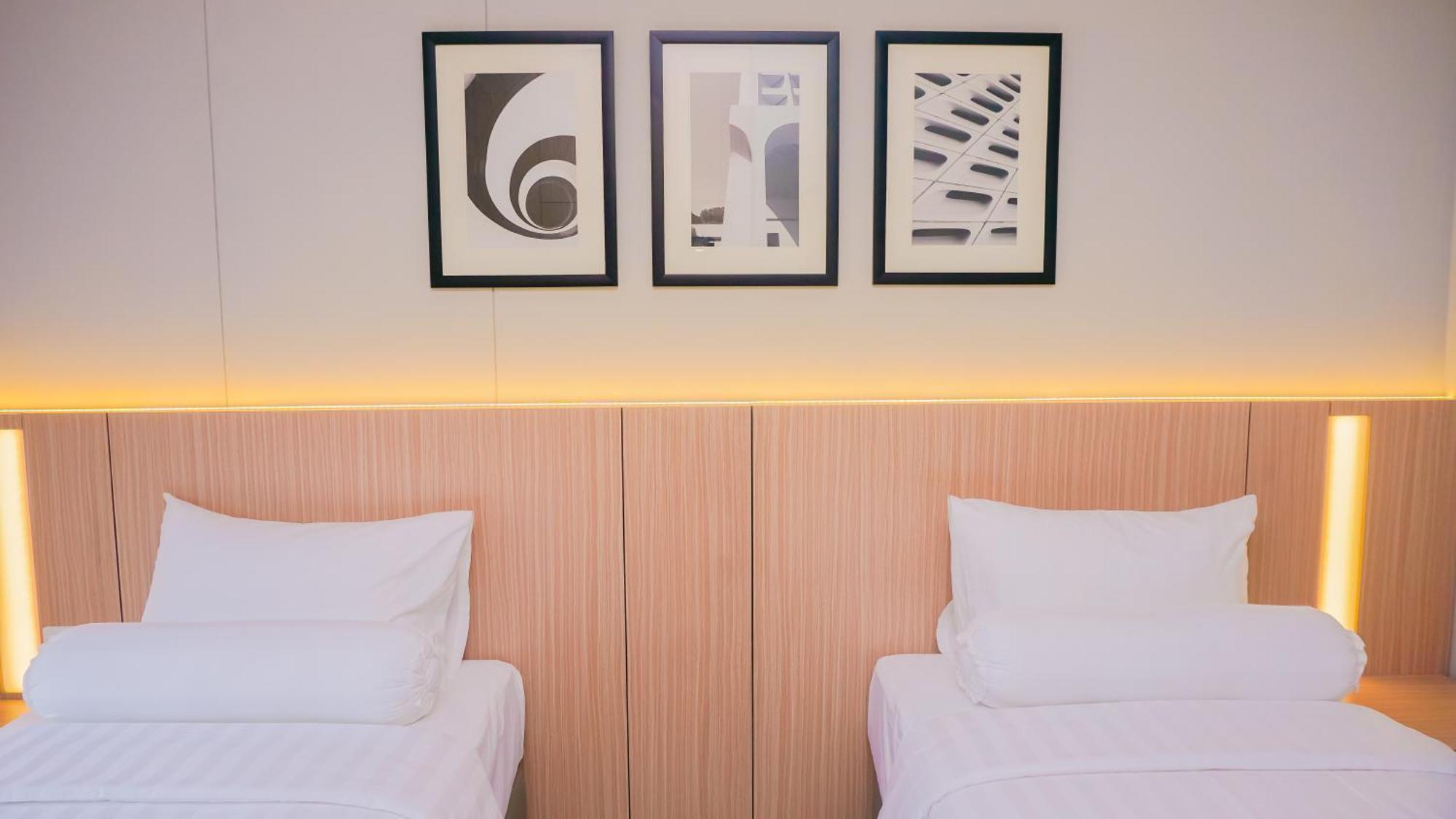Front One King Hotel Tuban Tuban  Екстериор снимка